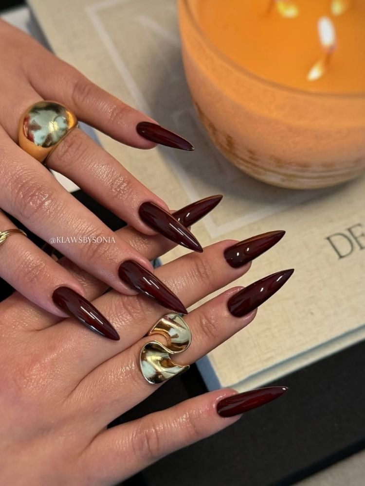 unha stiletto marrom chocolate