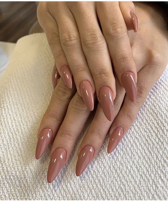 unha stiletto marrom com glitter