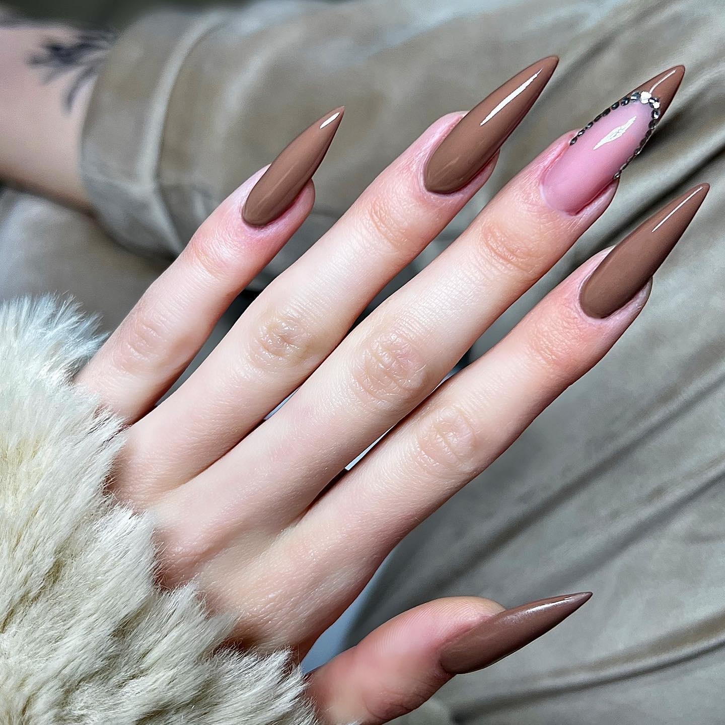 unha stiletto marrom degradê