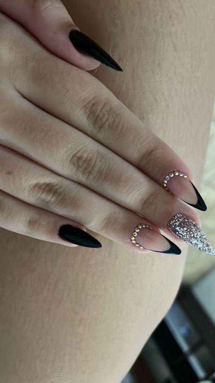 unha stiletto preta