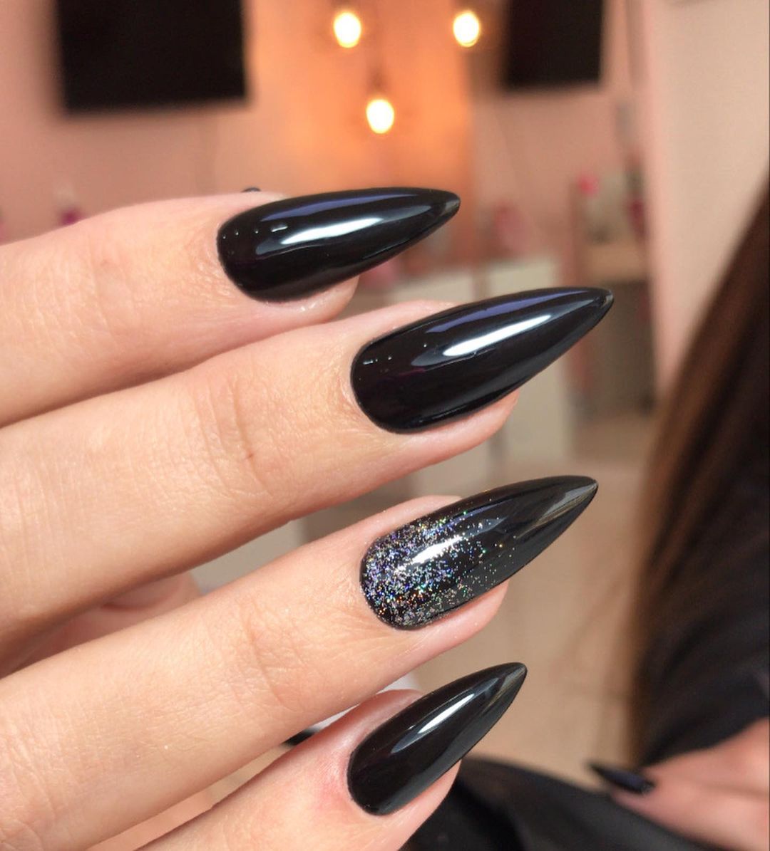 5 ideias de títulos: 1. Unhas Stiletto Pretas com Glitter: O Guia Completo para um Visual Impactante. 2. Descubra os Segredos das Unhas Stiletto Pretas com Glitter: Estilos e Inspirações. 3. Como Criar Unhas Stiletto Pretas com Glitter Perfeitas para a Noite. 4. Unhas Stiletto Pretas com Glitter: Variações de Cores e Aplicações. 5. Unhas Postiças Stiletto Pretas com Glitter: Praticidade e Estilo.