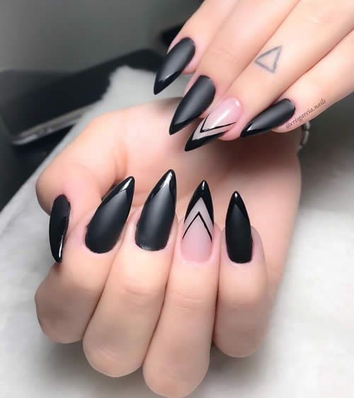 Unhas Stiletto Pretas com Pedrarias e Dourado: O Toque de Luxo que Você Precisa