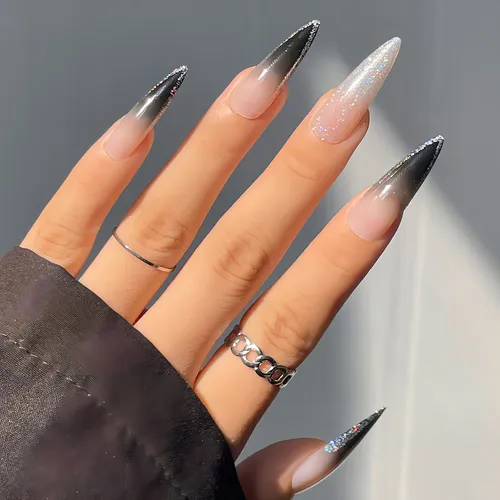 Durabilidade e Estilo: Alongamentos em Gel e Fibra de Vidro para Unhas Stiletto Pretas