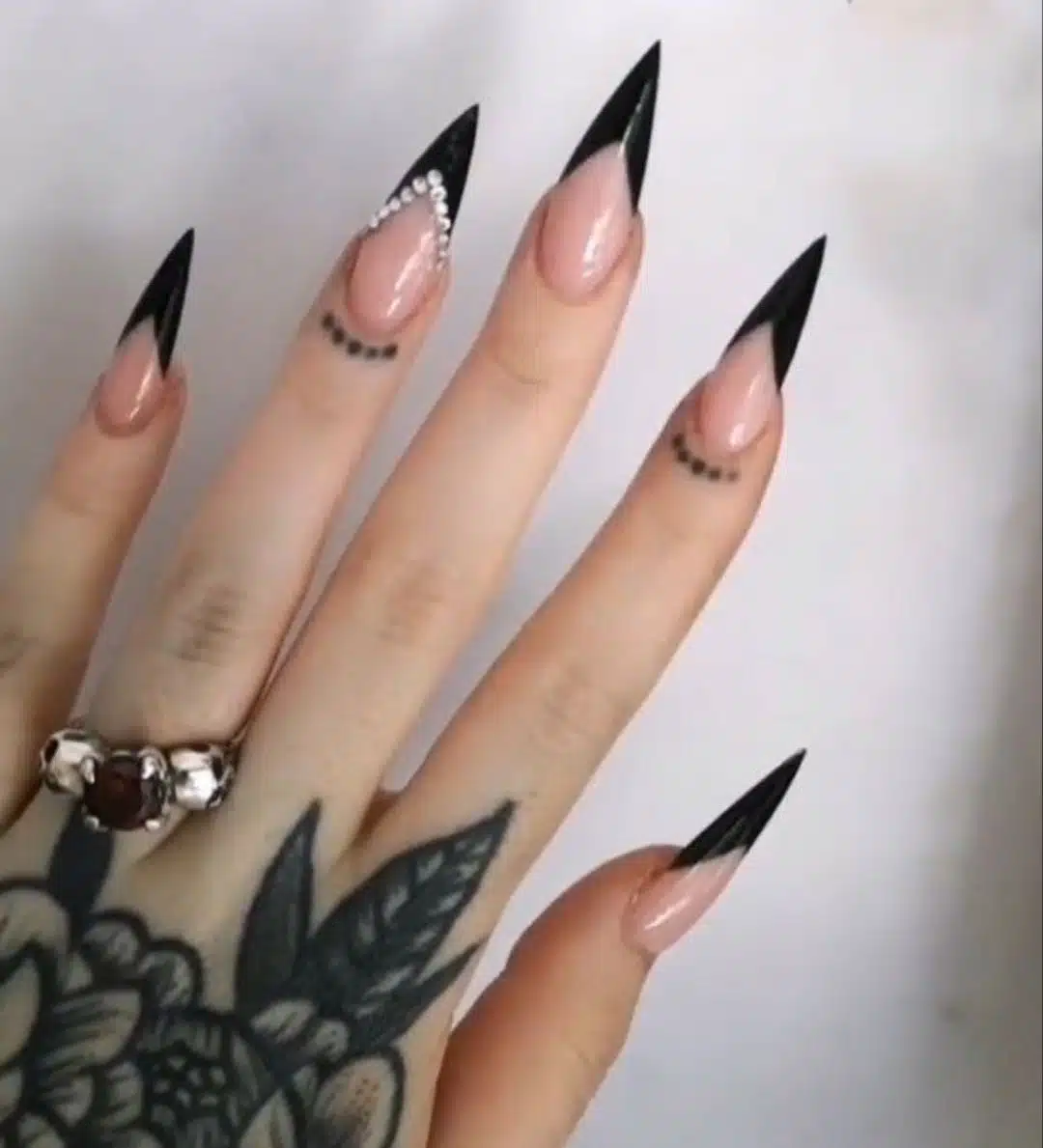 Unhas Stiletto Pretas com Pedrarias e Dourado: O Toque de Luxo que Você Precisa