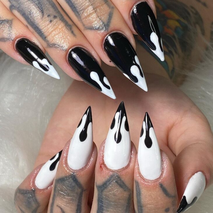 Unhas Stiletto Pretas com Pedrarias e Dourado: O Toque de Luxo que Você Precisa