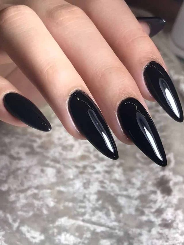 Unhas Stiletto Pretas com Pedrarias e Dourado: O Toque de Luxo que Você Precisa