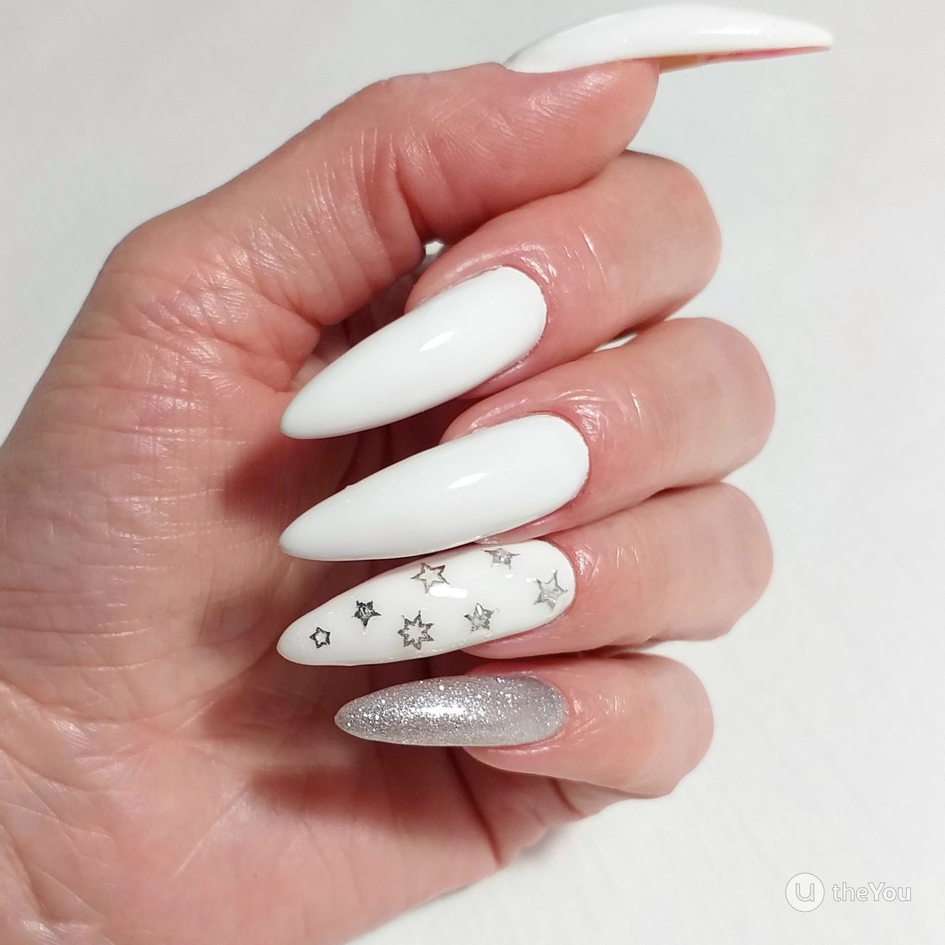 unha stiletto preta e branca