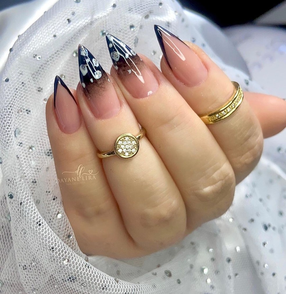 unha stiletto preta e branca