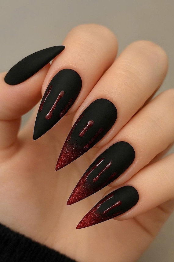 como cuidar de unha stiletto preta com glitter