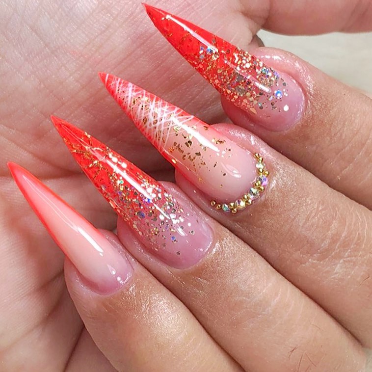 unha gel vermelha formato stiletto
