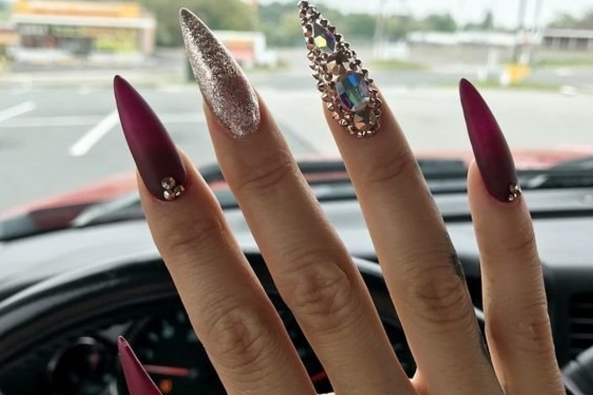 unha stiletto vermelha francesinha glitter