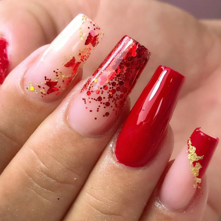 unha stiletto vermelha brilhante