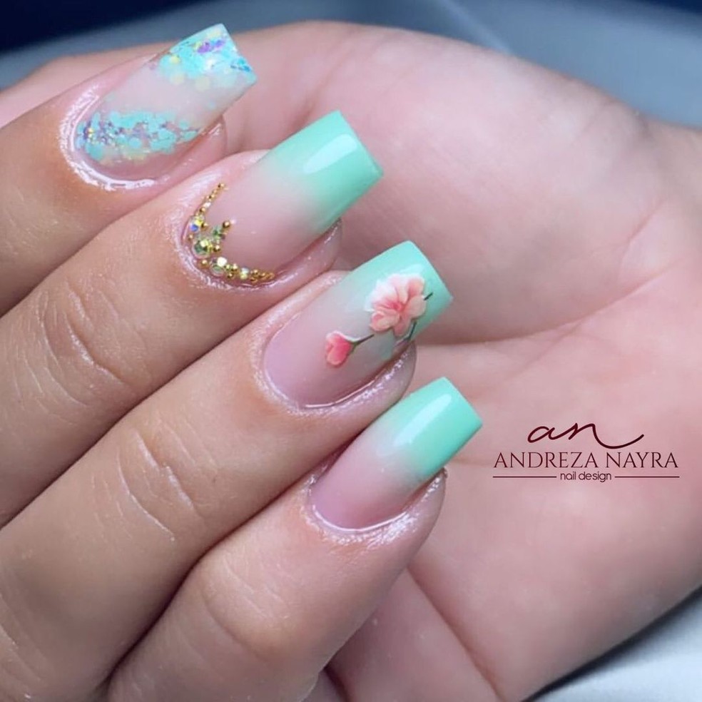 unha verde água com rosa abstrata