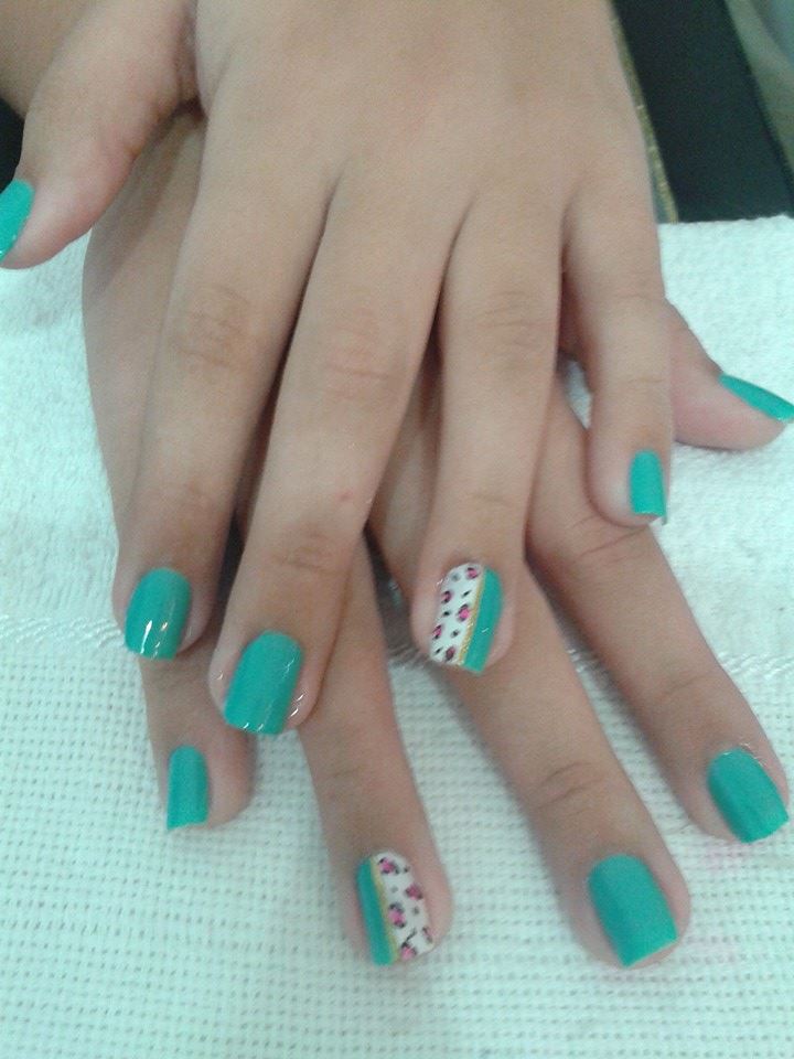 unha verde água com rosa filha única