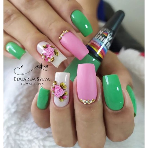 unha verde água com rosa e glitter