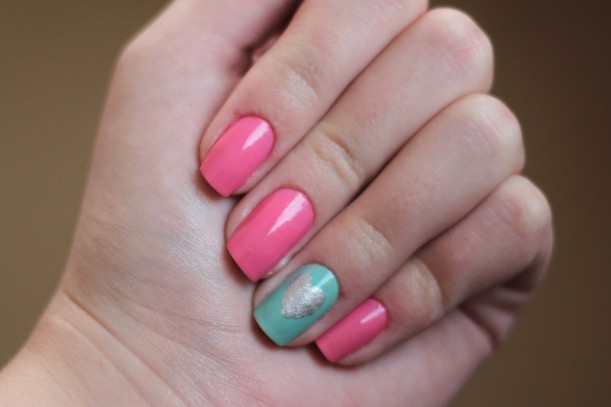 unha verde água com rosa candy colors