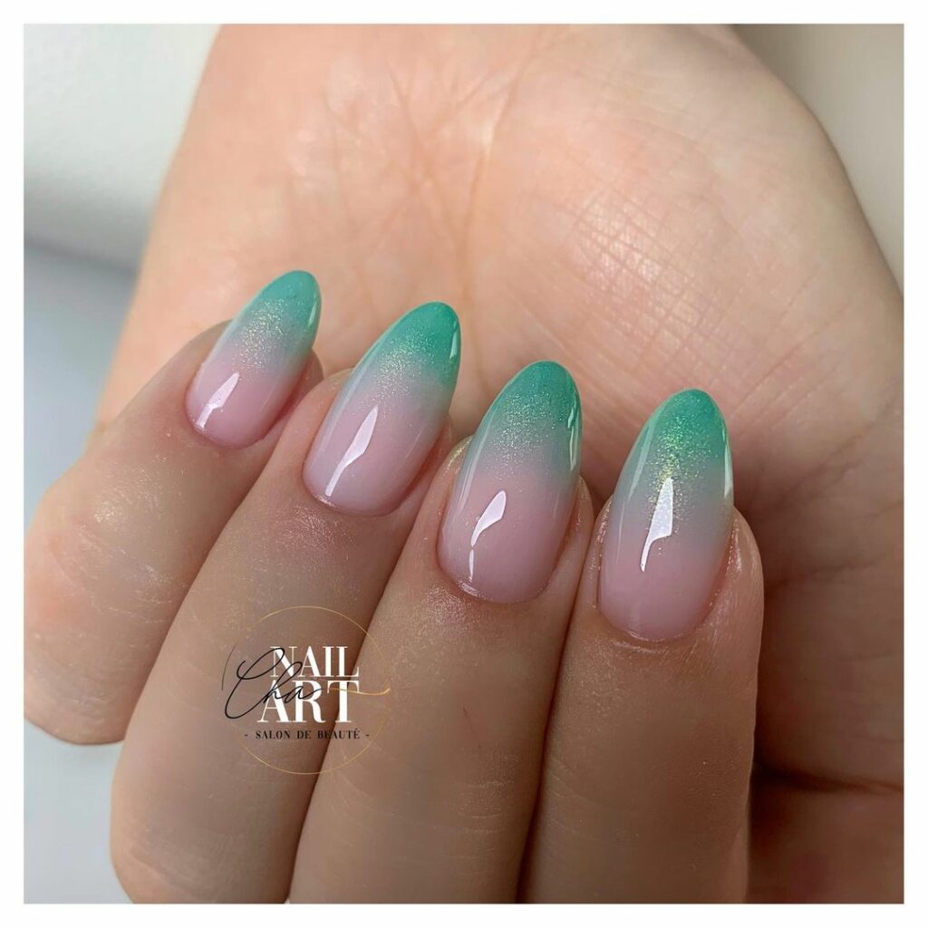 unha verde água com rosa minimalista