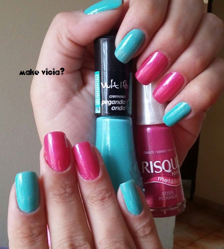 unha verde água com rosa floral