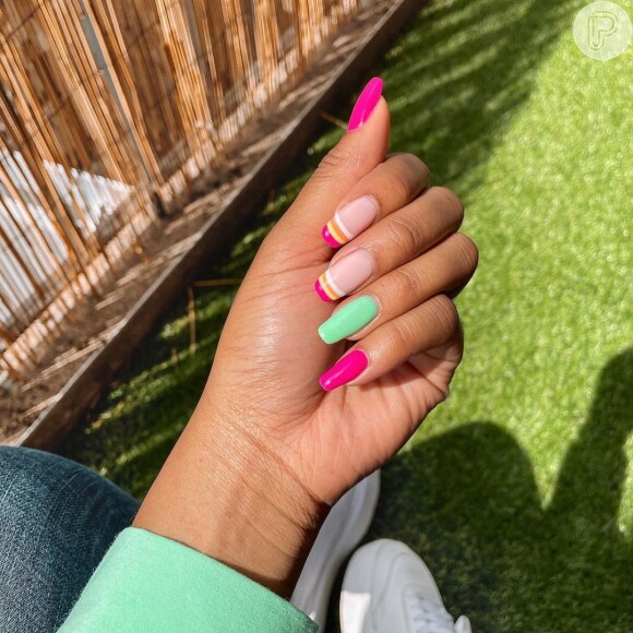 unha verde água com rosa abstrata