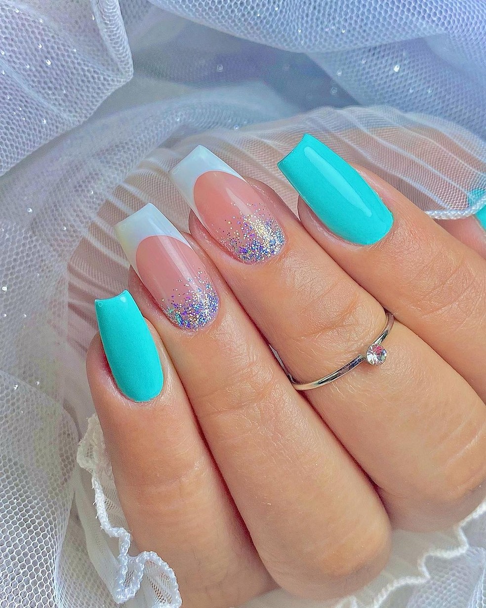 unha verde água com rosa pink