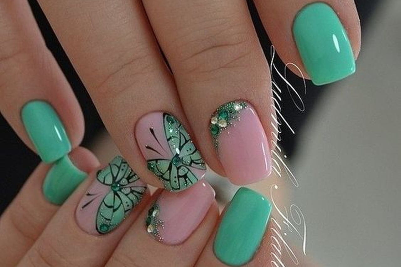 unha verde água com rosa floral