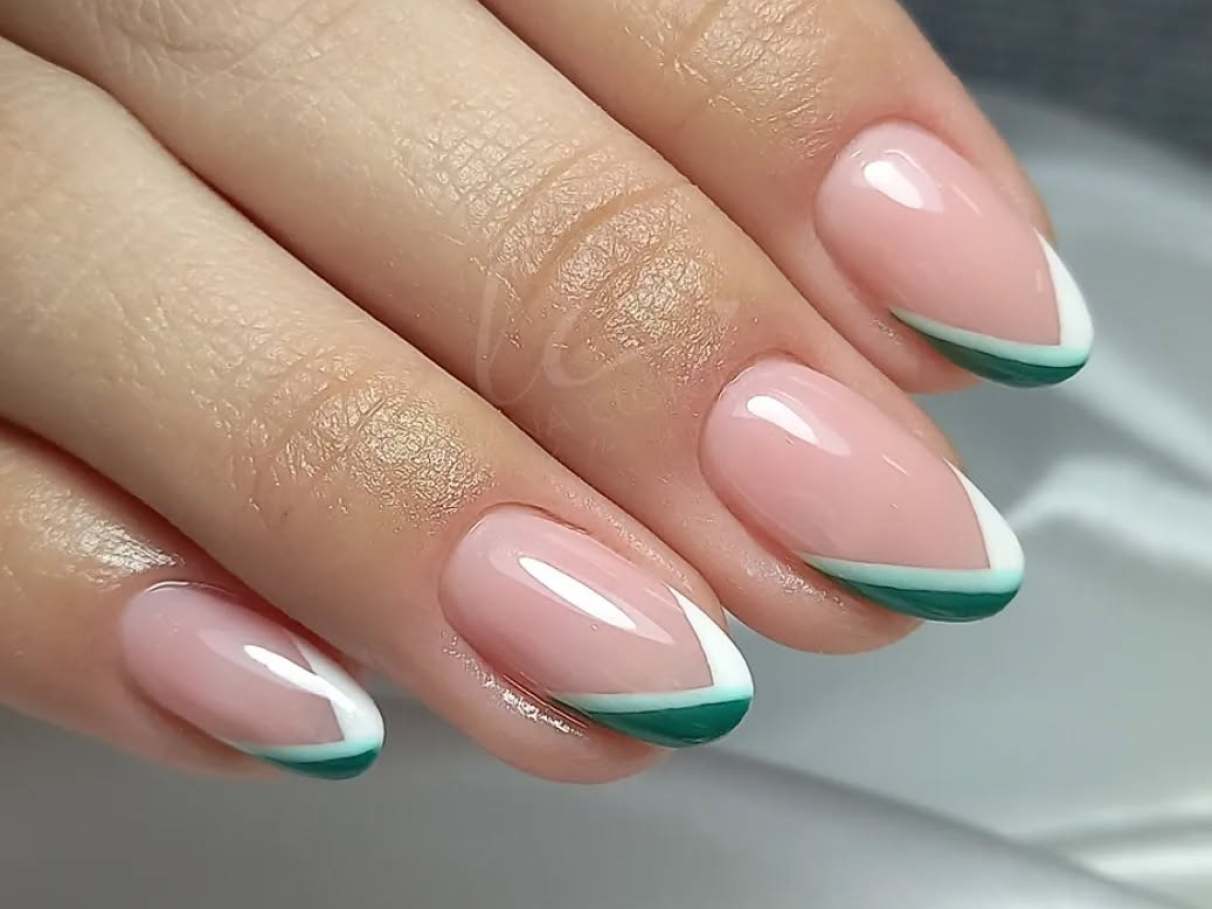 unha verde claro com branco