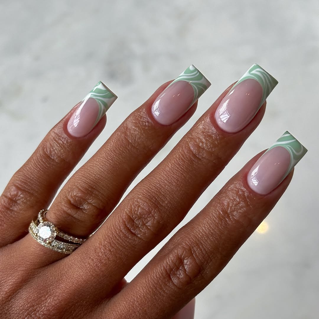 unha verde claro com branco vs unha verde com dourado