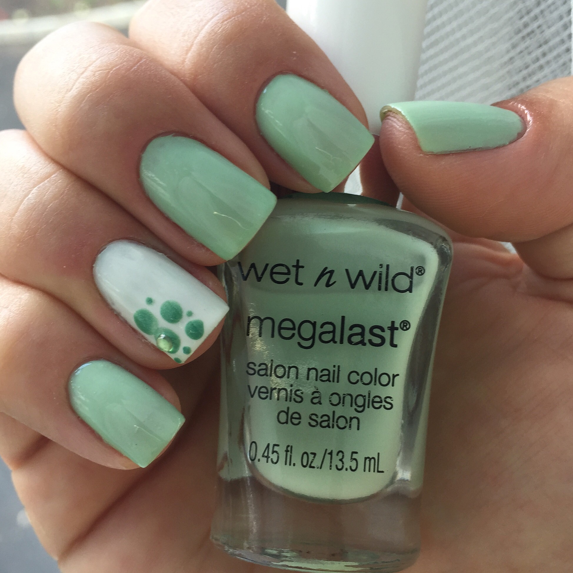 unha verde com branco