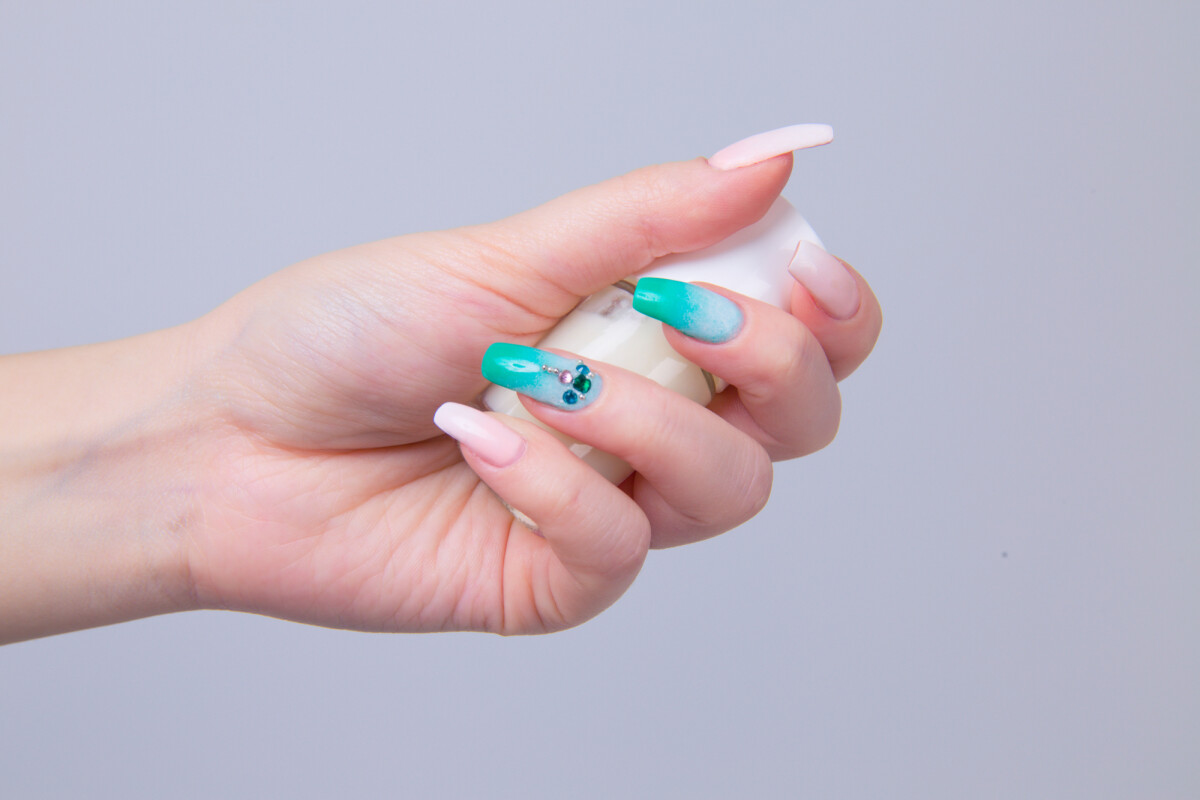 unha verde com branco