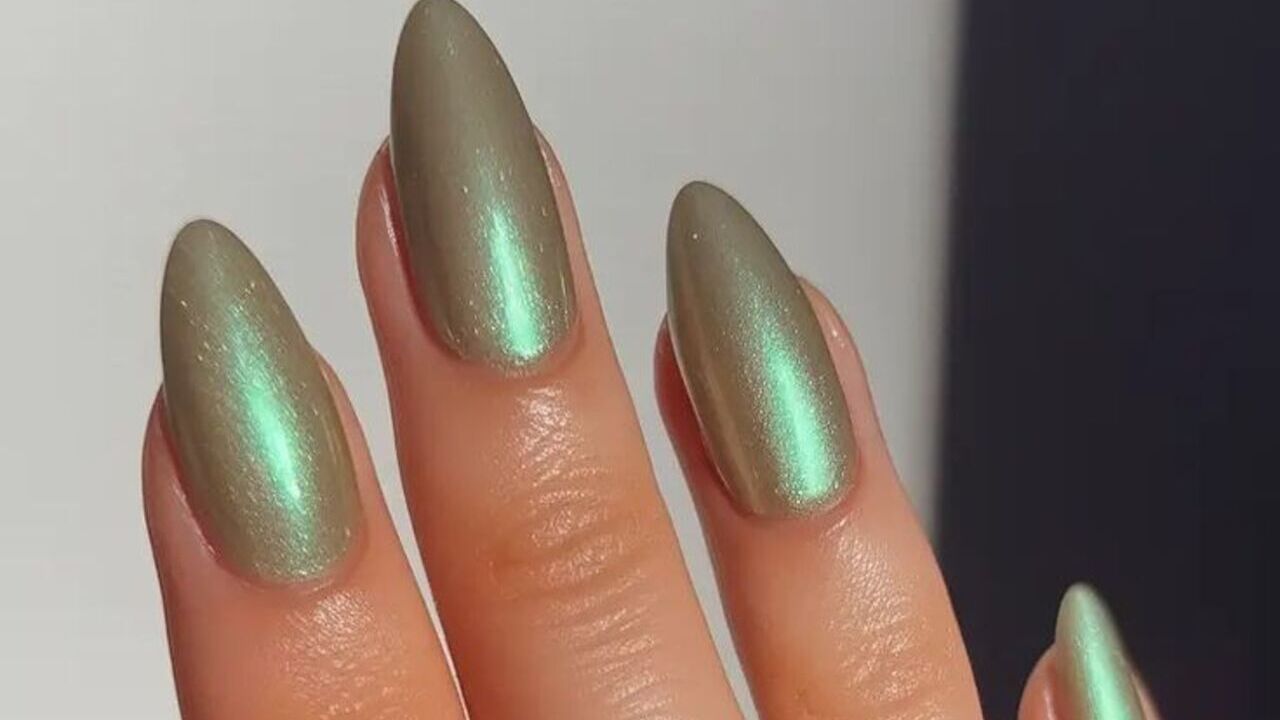 unha verde com branco