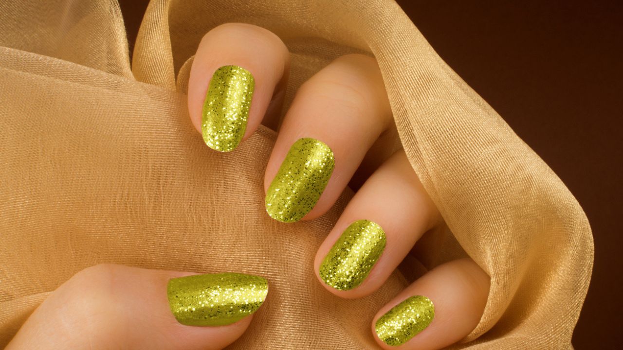 erros comuns ao fazer unhas verde com dourado
