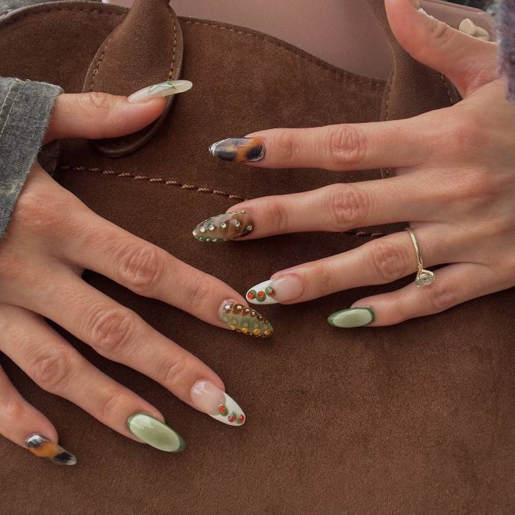 como fazer unha verde com dourado marmorizado