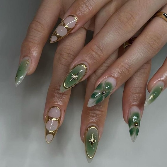 inspiração de unhas verde com dourado para festas