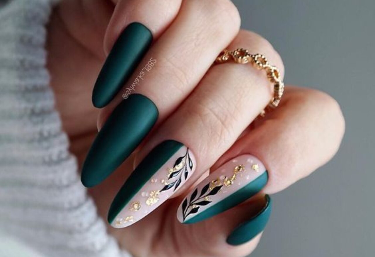 Como Fazer Unhas Verdes Decoradas com Folha de Ouro em Casa