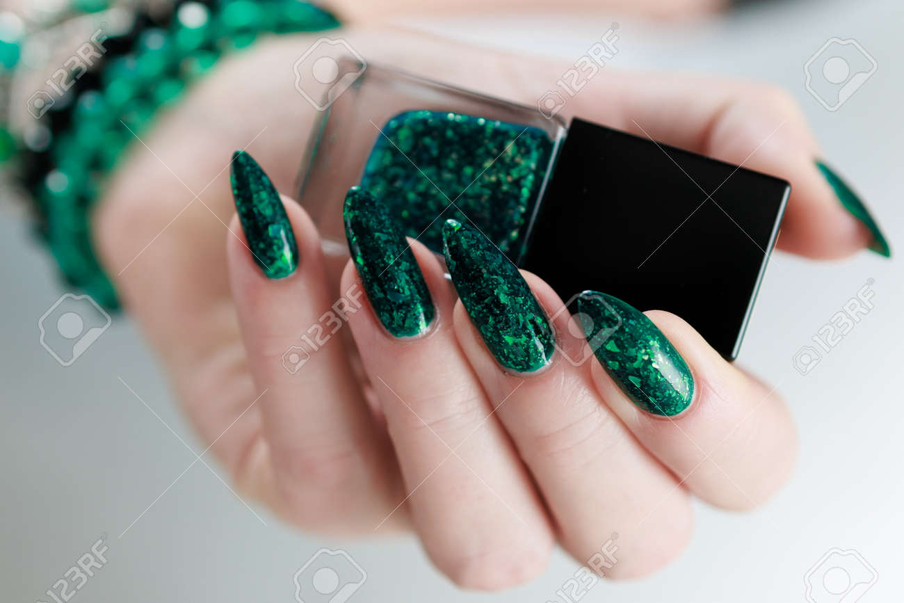 unha verde esmeralda curta
