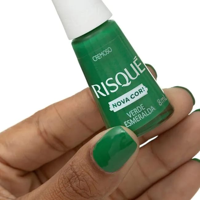 unha verde esmeralda decorada