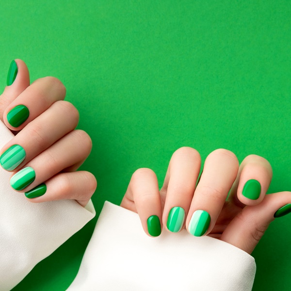 unha verde esmeralda com dourado