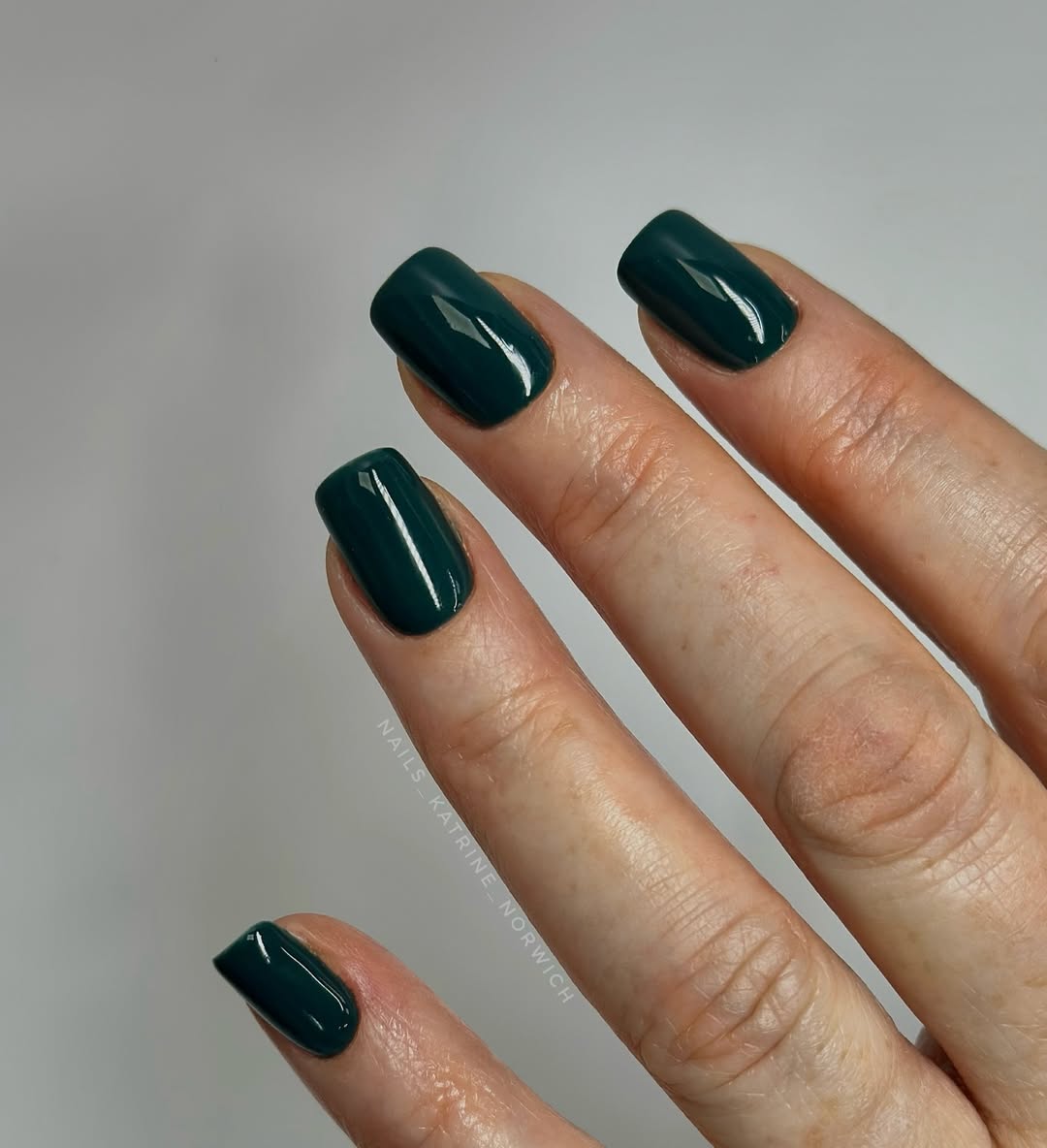 unha verde esmeralda cromada