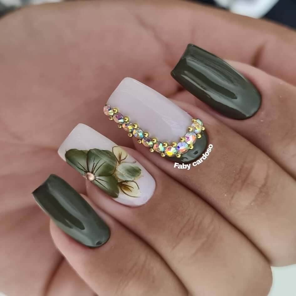unhas verde militar e branco