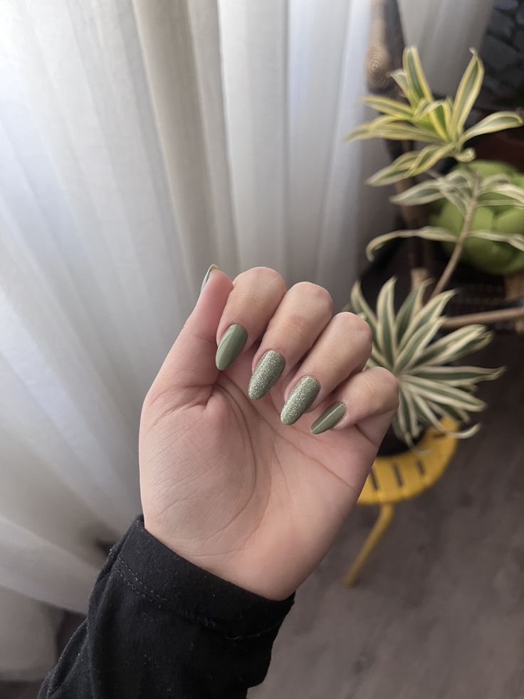 unha verde militar e branco minimalista