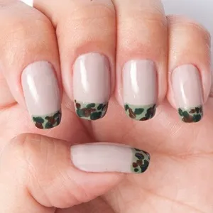 unha verde militar decorada