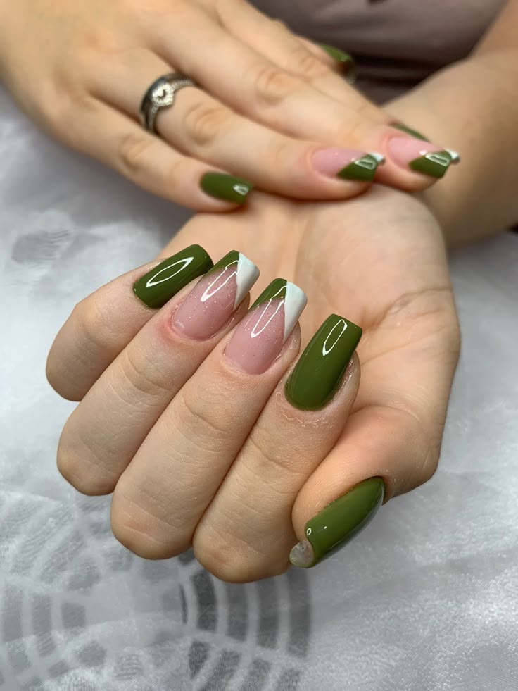 unha verde militar decorada