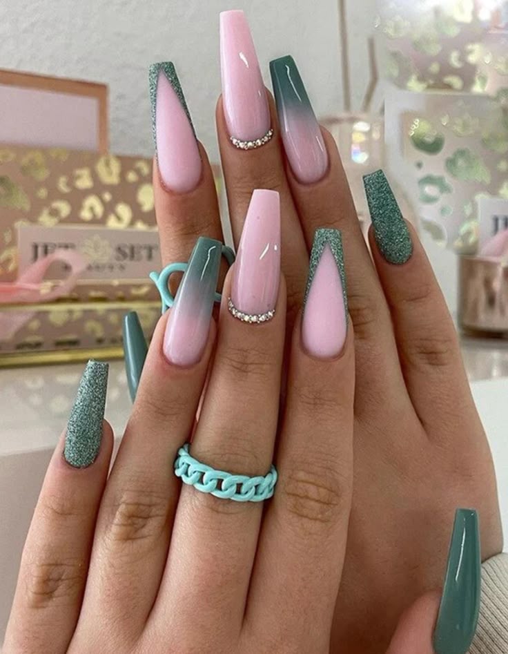 Sintomas e Tratamentos
3. Como Combinar Esmalte Verde Oliva: Dicas de Nail Art
4. As Melhores Marcas de Esmalte Verde Oliva para Arrasar
5. Unhas Amendoada e Quadrada Curta: A Combinação Perfeita com Verde Oliva