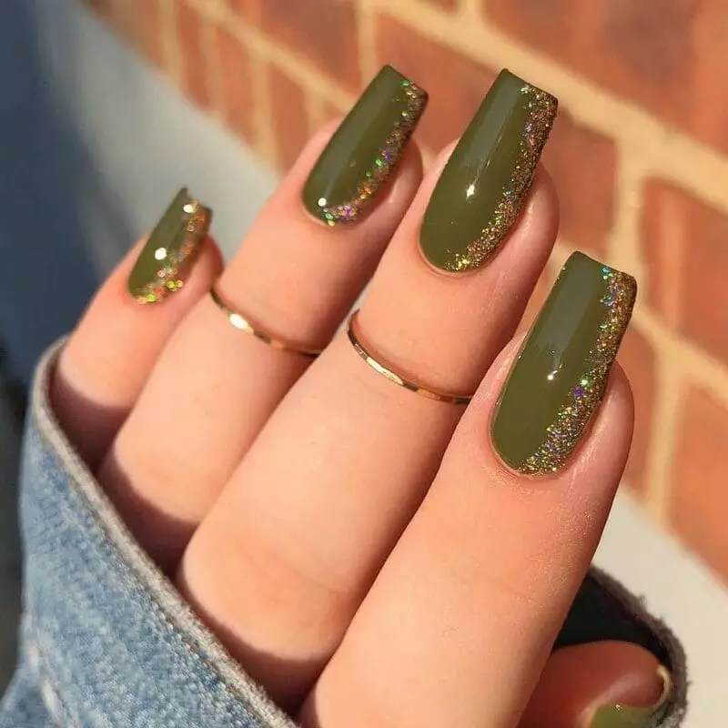 unha verde esmeralda com dourado