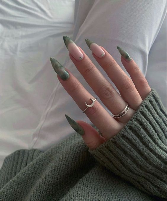unha verde oliva com dourado fosco e brilhante