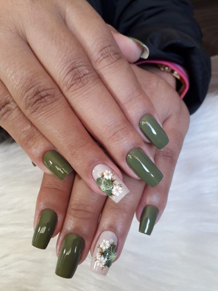 unha verde oliva com dourado fosco