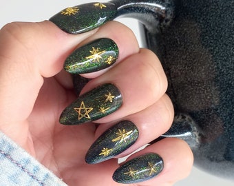 unha verde oliva com folha de ouro