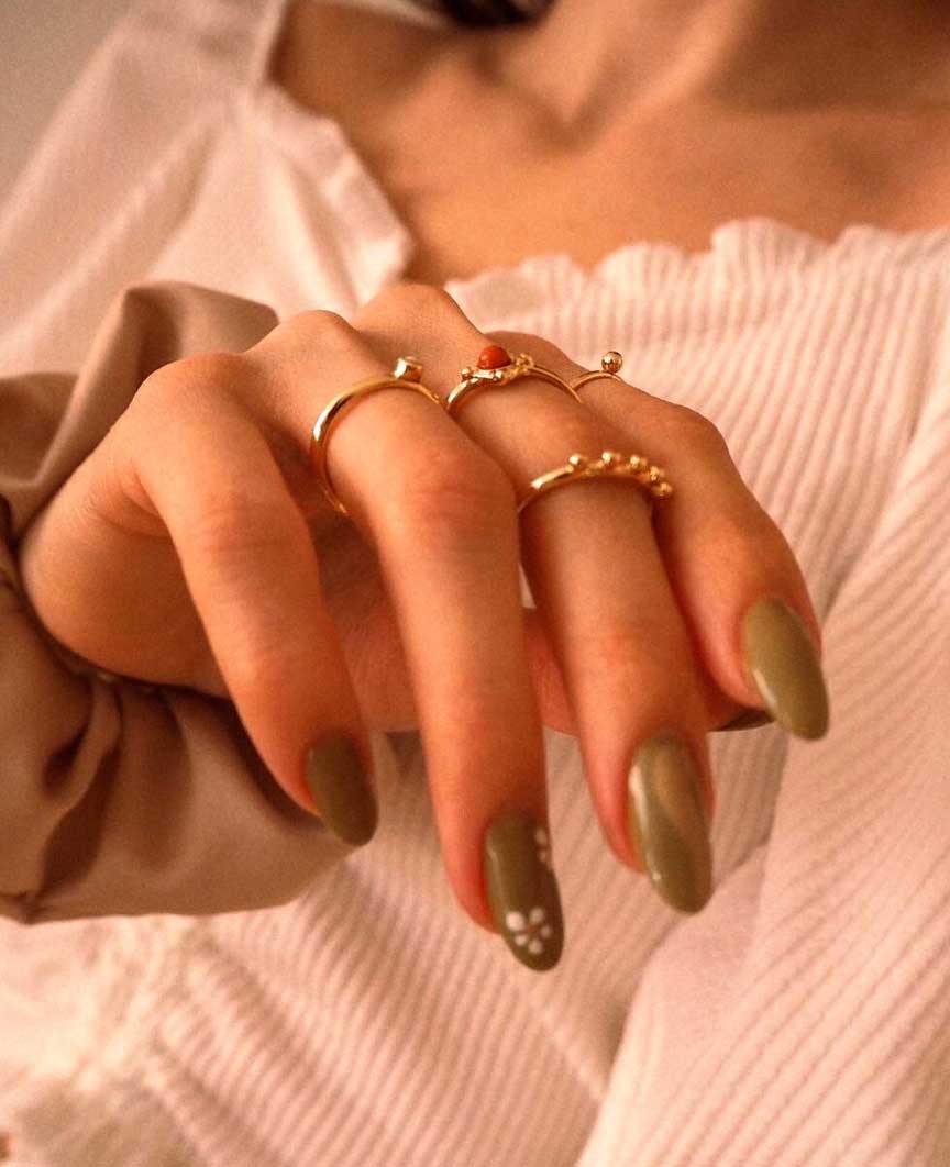 unha verde oliva com glitter dourado