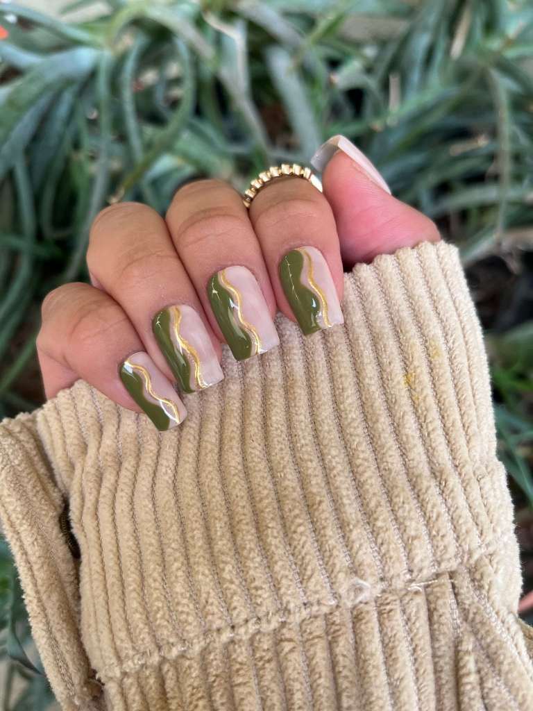 unha verde oliva e dourado minimalista