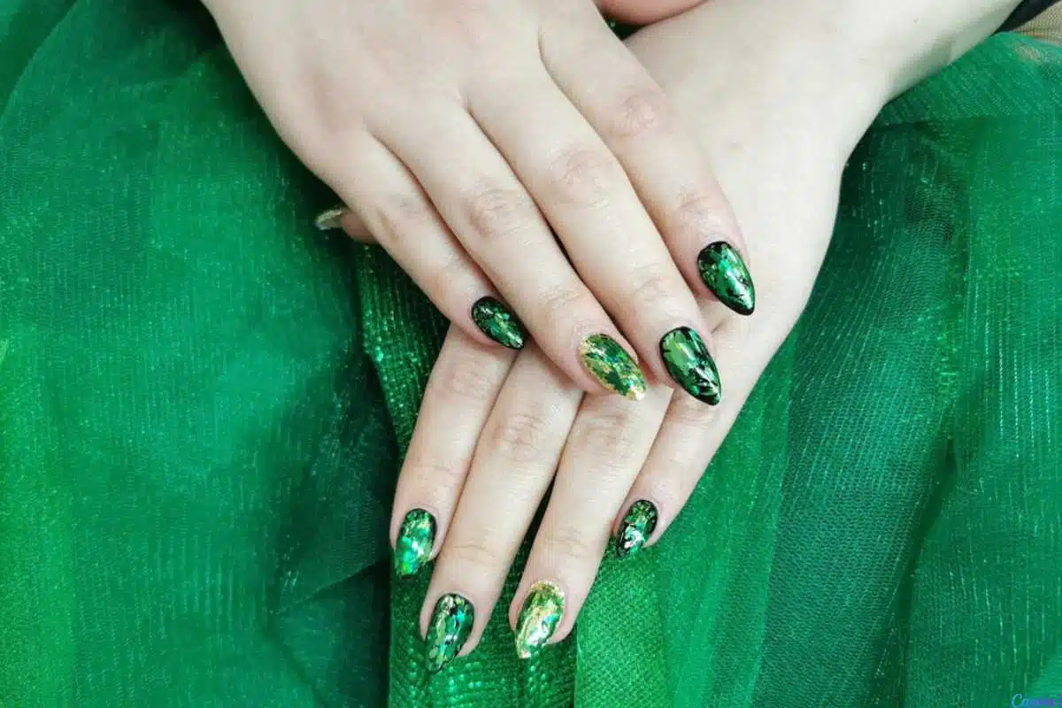 unha verde oliva marmorizada com dourado